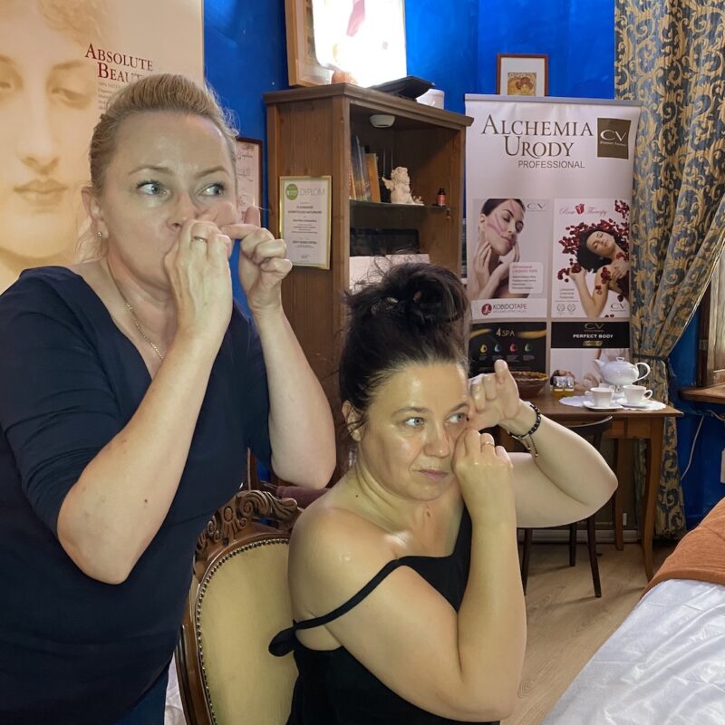 Joanna Stajszczak prowadzi stacjonarny kurs automasażu twarzy Kobido Full Face w salonie Alchemy Day Spa, prezentując techniki manualnego liftingu na kursantce.