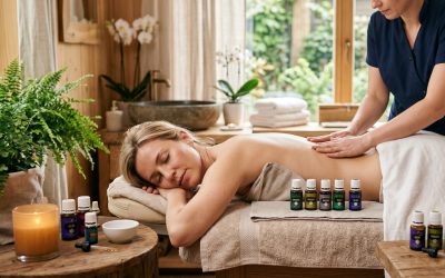 Serenistyczny Masaż Raindrop Technique w Alchemy Day Spa: Terapeutka nakłada olejki eteryczne klasy terapeutycznej Terpenic wzdłuż kręgosłupa białej kobiety, wspierając naturalną regenerację organizmu i redukcję stresu